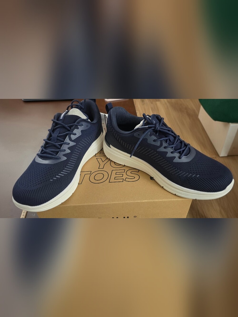 Men's Walking Shoes
SIZE 14